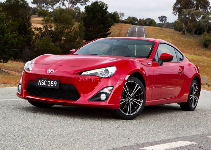 Toyota 86: Sự hồi sinh Toyota 86 giúp Toyota thu hút thêm những khách hàng trẻ, lôi kéo sự trở lại của những người yêu thích thương hiệu xe Nhật Bản này. "Sinh ra để độ" hi vọng trong thời gian tới những chiếc xe 86 sẽ xuống đường nhiều hơn cùng với những phong cách thu hút hơn. Xe trang bị động cơ xăng Boxer 2.0L (200hp - 205Nm), hộp số tự động 6 cấp, dẫn động cầu sau, kiểu dáng 2+2 và giá bán 1,678 tỷ đồng.