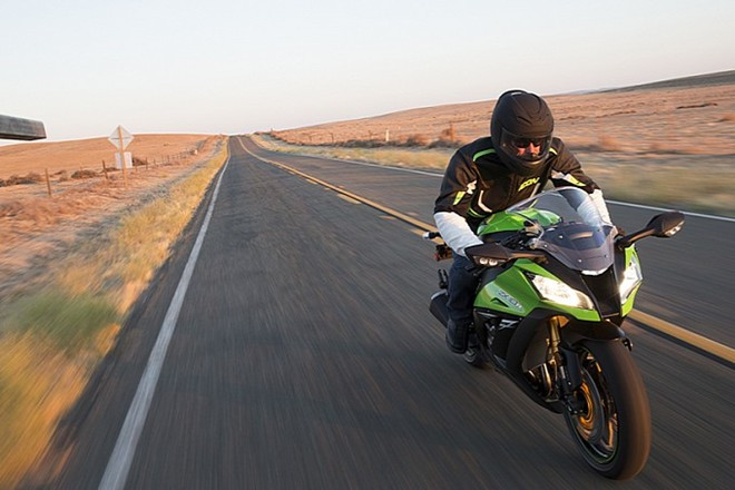 Kawasaki ZX-10R 2014 được áp dụng nhiều công nghệ tiên tiến như: bộ giảm chấn điện tử có khả năng phản ứng cao, công nghệ kiểm soát lực kéo, bộ giới hạn trượt... Xe tăng tốc từ 0-200 km/h mất 7,3 giây.