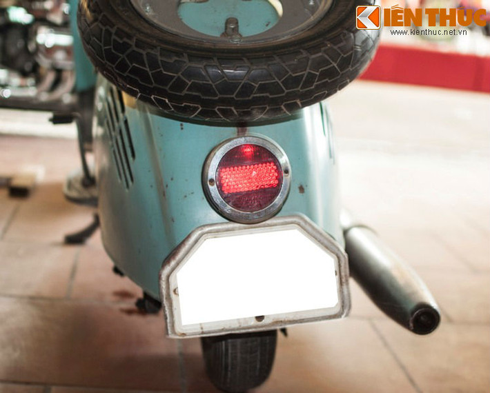 Trải qua một thời gian dài, nhiều chi tiết trên xe vẫn giữ được nguyên bản, chiếc xe trong tình trạng hoàn hảo nhờ sự bảo dưỡng thường xuyên của chủ nhân, một người mê xe cổ ở Sài Gòn. Ảnh: Phần sau của Berlin SR 59.