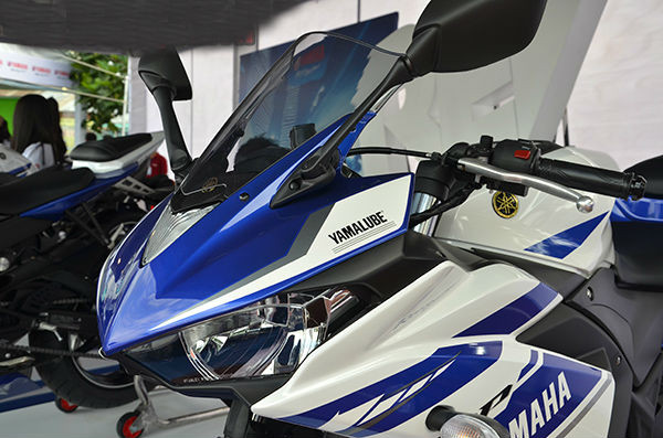 Đây là chiếc duy nhất nhập về từ Indonesia với mục đích trưng bày tại sư kiện Yamaha Rev Tour - Hành trình kết nối trái tim - Khơi dậy đam mê diễn ra trong 2 ngày 2-3/8 tại Sân vận động Hoa Lư, quận 1, TP HCM. Ảnh: Đầu xe với thiết kế 2 đèn khá ngầu, không hiền như Honda CBR300R.