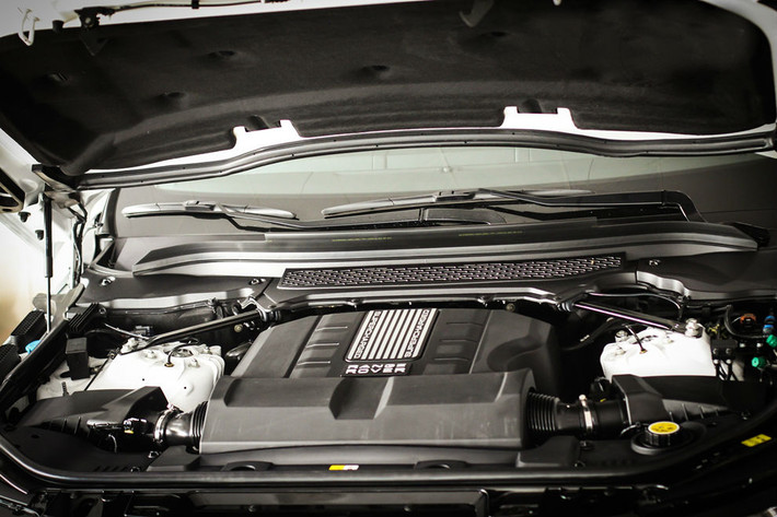 Xe được trang bị động cơ V6 Supercharged có công suất cực đại 340 mã lực tại 6.500 vòng/ phút, mô-men xoắn cực đại 450 Nm tại 3.500 – 5.000 vòng/ phút. Với sức mạnh này xe có thể tăng tốc từ 0 – 100 km/h trong vòng 7,2 giây trước khi đạt tốc độ tối đa 210 km/h.
