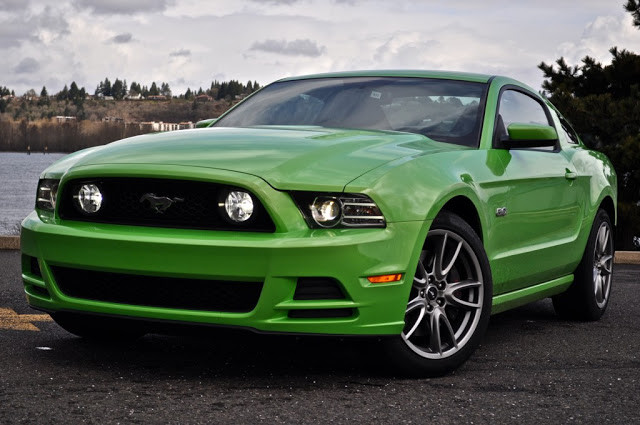 Ford Mustang: Mẫu xe cơ bắp Mỹ với thu hút người dùng với vẻ ngoài nam tính cùng khối động cơ mạnh mẽ. Xe với kiểu dáng 2+2 cũng khá tiện dụng. Xe có nhiều phiên bản với giá xe từ 1,8 - 3,8 tỷ đông tùy theo phiên bản khi về Việt Nam. Phiên bản thấp nhất có động cơ V6 3.7L(305hp - 380Nm), hộp số sàn 6 cấp, dẫn động cầu sau, kiểu dáng 2+2. Giá bán về VN khoảng 1,7 - 1,8 tỷ đồng (22.200 - 25.000 USD tại Mỹ).