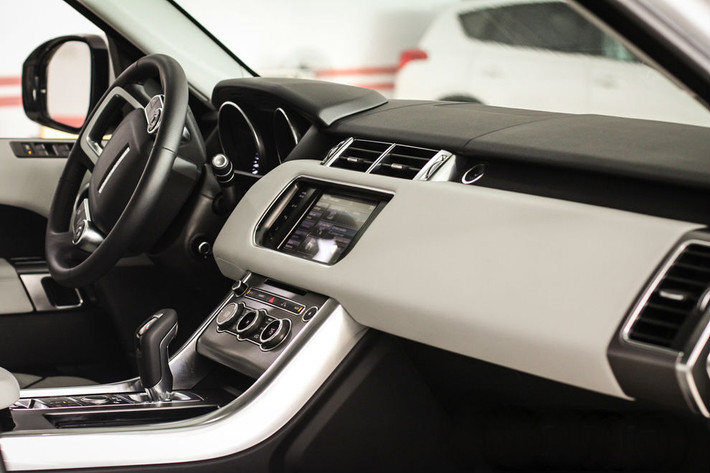Nội thất của Range Rover Sport mới được cải thiện về không gian, độ tiện nghi và sang trọng cũng như chất lượng chế tác, vật liệu sử dụng cao cấp.