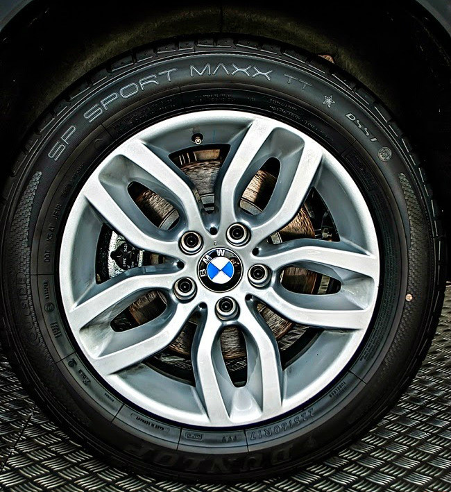 Với phiên bản xDrive20i, xe được trang bị bộ mâm hợp kim 17-inch hình chữ Y đầy cá tính. Trong khi đó, phiên bản xDrive28i được trang bị bộ mâm 18-inch với thiết kế nan kép mạnh mẽ và gói trang bị X-Line gồm các nẹp crôm hai bên hông, trước và sau xe, gây một ấn tượng đậm nét, gia tăng độ hầm hố, khỏe khoắn, dành riêng cho những tín đồ off-road.