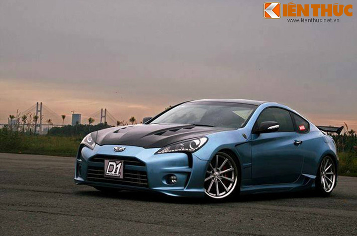 Chiếc Genesis này độ Body One-77 với hốc gió trước và hốc gió sau giống của Aston Martin One-77 cùng dàn mâm Vossen 19 inch chính hãng. Nắp ca pô, đuôi gió đều bằng sợi carbon. Điều đặc biệt, xe được nâng cấp động cơ lên Twin Turbo tăng công suất từ 210 mã lực lên 300 mã lực.