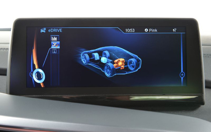 BMW giới thiệu với người dùng hệ thống Driving Experience Control mới nhất trên dòng xe thể thao i8 của mình. Hệ thống này kết hợp với hệ thống định vị để phân tích đoạn đường, tối ưu hóa sử dụng động cơ điện trong khi vẫn đảm bảo an toàn.