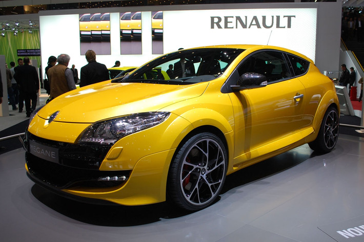 Renault Megane RS: Megane RS được giới thiệu đến người tiêu dùng Việt khoảng cuối tháng 9/2012 với kiểu dáng thể thao cùng động cơ mạnh mẽ. Xe sở hữu động cơ 2.0L (265hp - 340Nm), hộp số sàn 6 cấp, dẫn động cầu trước, kiểu dáng 2+2 và giá bán 1,499 tỷ đồng.