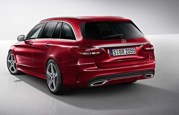 Mercedes-Benz C-Class Estate AMG Line cũng được thay thế bởi mái nhôm cứng, cặp ống xả kép bằng thép không rỉ ở phiên bản xăng và mạ crôm là phiên bản chạy diesel.