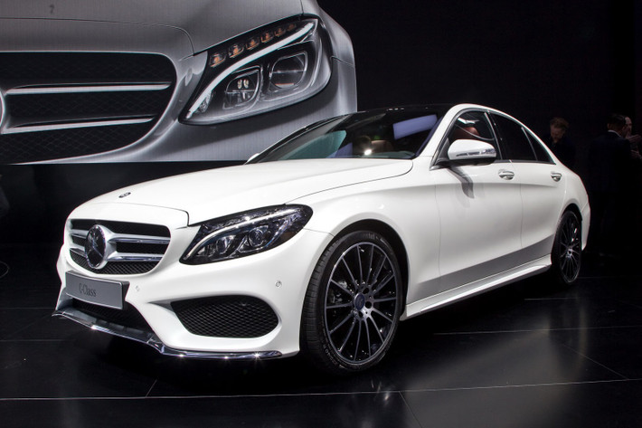 Mercedes-Benz C-Class: Theo kế hoạch, mẫu xe này sẽ được giới thiệu tới người tiêu dùng Việt Nam vào cuối năm nay. Ở thế hệ mới, Mercedes C-Class 2015 đã khắc phục được nhược điểm kích thước với chiều dài tổng thể lớn hơn thế hệ cũ 95mm đạt 4.686mm. Chiều rộng của xe đạt mức 1.810mm (lớn hơn 40mm).