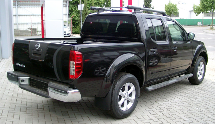 Nissan cung cấp cho Navara thế hệ mới 2 phiên bản động cơ gồm động cơ xăng dung tích 2.5 lít, I4 DOHC và động cơ diesel dung tích 2.5 lít có công suất 163 mã lực, mô-men xoắn 403Nm. Cả 2 phiên bản đều có tuỳ chọn hộp số sàn 6 cấp hoặc hộp số tự động 7 cấp.