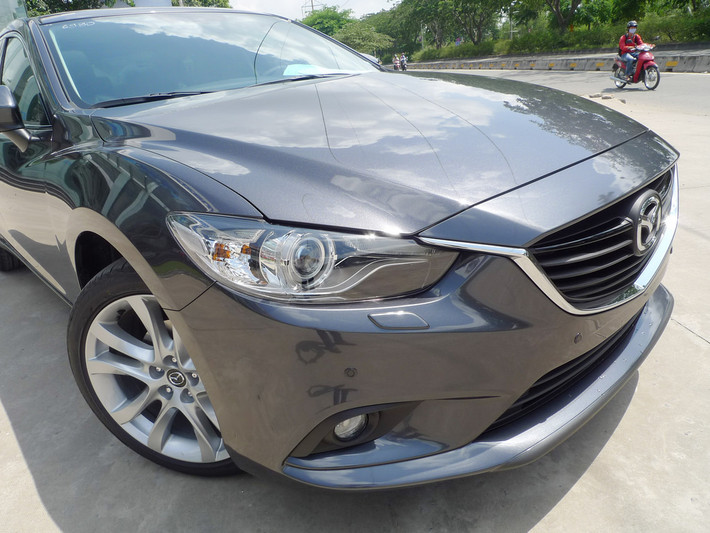 Mazda 6 là mẫu xe thứ hai được phát triển dựa trên công nghệ SkyActiv của Mazda, giúp tối ưu hóa khả năng tiết kiệm nhiên liệu lên đến 10% nhưng vẫn nâng cao tính năng vận hành của xe.