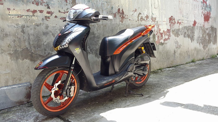 Honda SH tuy là dòng xe ga lớn với kiểu dáng thanh lịch, sang trọng nhưng vẫn có khá nhiều bikers chọn SH để độ lại. Chiếc Honda SH này được chủ xe lựa chọn tông màu đen mờ, tạo cảm giác cứng cáp cho xe.
