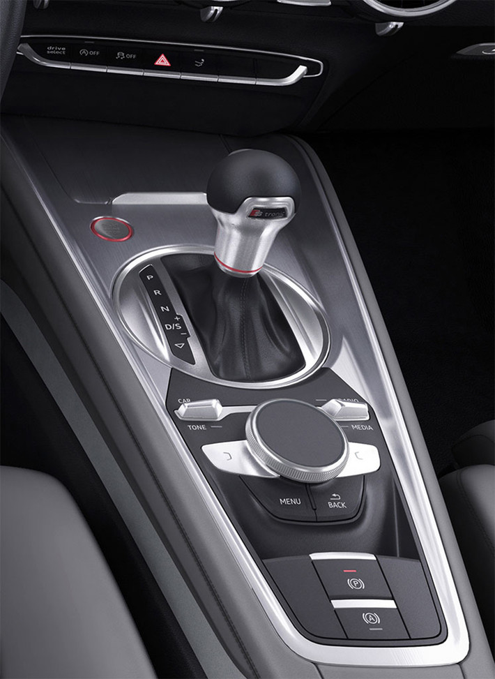 Tất cả các phiên bản của mẫu Audi TT mới đều được trang bị các thiết bị cao cấp. Hệ thống vận hành được cải tiến toàn bộ và tập trung vào người lái. Màn hình MMI nằm ở giữa táp-lô với hai nút xoay điều khiển hệ thống định vị, điện thoại, radio và menu giải trí.