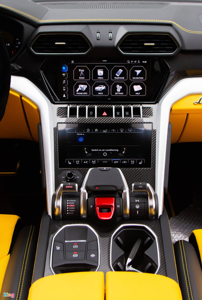 Các trang bị tiêu chuẩn trên Urus gồm màn hình thông tin giải trí tương thích Apple CarPlay/Android Auto, định vị GPS, hệ thống loa Bang & Olufsen công suất 1.700 W...