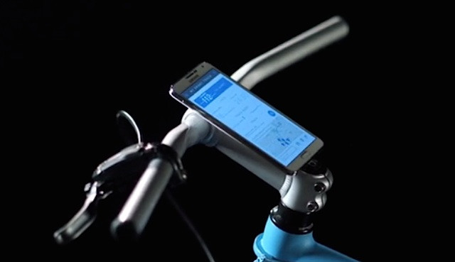 Chiếc SmartBike được Samsung trang bị một bộ vi xử lý Arduino được tích hợp kèm một bộ pin. Từ đây, người lái có thể gắn smartphone của mình lên tay lái của xe thông qua giá đỡ từ trường giao tiếp với xe thông qua Wifi hoặc Bluetooth.