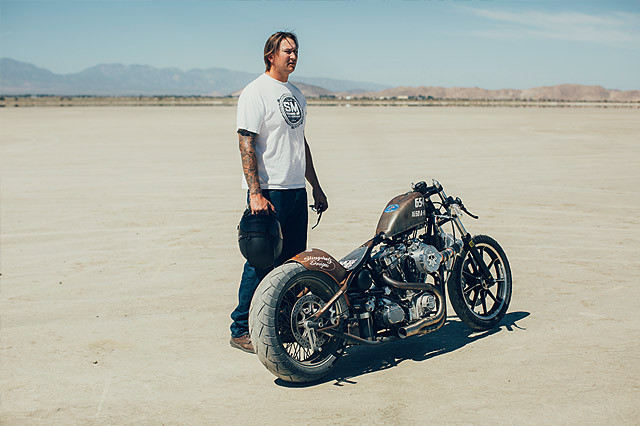Ông Chris Bridgewater bên chiếc xe độ Harley Davidson. Xe có chiều cao chỉ hơn 1m, yên xe hơn nửa mét khiến chủ nhân chiếc xe phải nằm rạp xuống khi di chuyển.