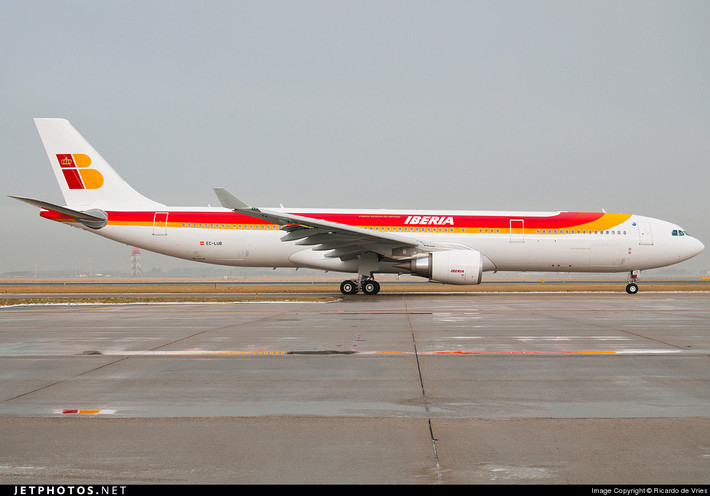 A330-300 chở được 295 hành khách với cabin chia làm 3 hạng (335 người nếu ở 2 hạng và 440 người nếu ở 1 hạng) đi quãng đường 10.500 km.