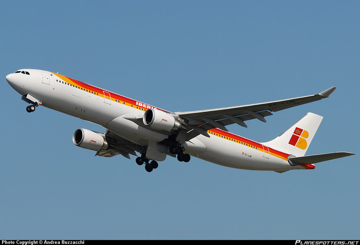 Chiếc Airbus A330 của hãng Iberia Airlines mới màu sơn trắng, vàng đỏ tượng trưng cho màu cờ của Tây Ban Nha