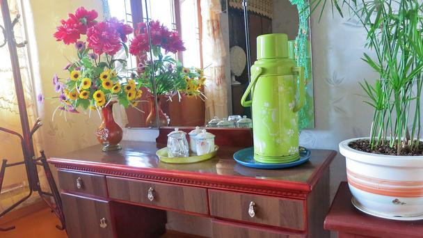 Qua những vật phẩm thường ngày có thể thấy được sự giản dị của ông. Ông ưa thích sử dụng các đồ vật mang phong cách từ năm 1960 như chiếc phích nước, bộ cốc uống trà, bình hoa giả...