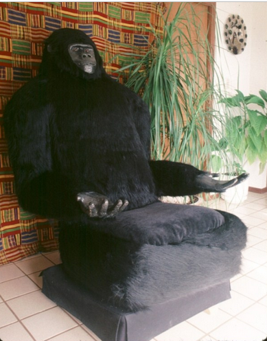 Chiếc chế Gorilla được làm từ lông và bàn tay của loài linh trưởng khổng lồ này.