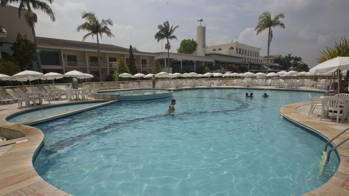 Khu nghỉ dưỡng Paradise Golf & Lake của đội tuyển Bỉ cách thành phố Sao Paolo 50km. Nơi đây nổi tiếng với nhiều loại hình dịch vụ nổi tiếng như chèo thuyền, sân golf, sân quần vợt mà một rạp chiếu phim ngoài trời khổng lồ.