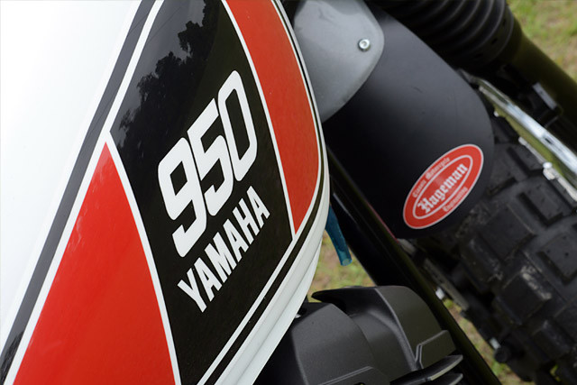 Biểu tượng Yamaha Star Bolt 950 nổi bật trên thân xe được hãng độ giữ nguyên. Logo của Hageman nằm dưới chắn bùn trước.