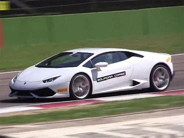 Chiếc Lamborghini Huracan mang số hiệu 7 tham gia trên đường đua.