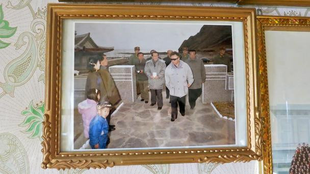 Bức ảnh kỉ niệm cố lãnh đạo Kim Jong-Il khi còn trên cương vị "lãnh tụ kính yêu" của Triều Tiên.