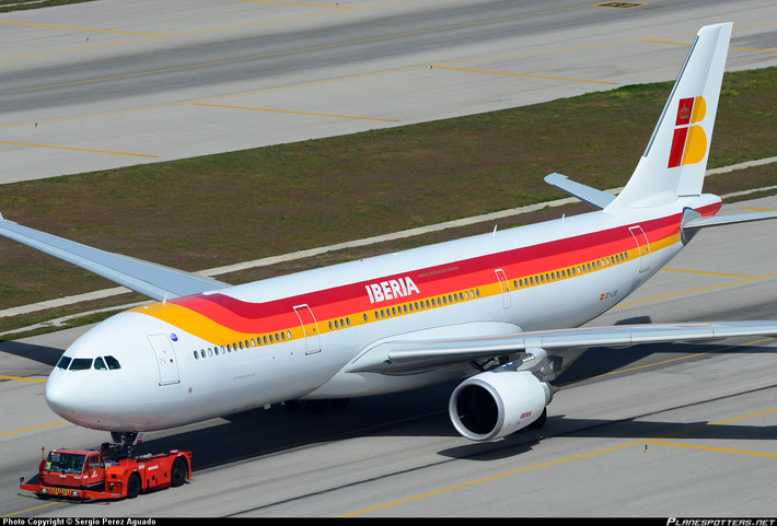 Airbus A330 của hãng Iberia Airlines được trang bị 2 động cơ General Electric CF6-80E, Pratt & Whitney PW4000 và Rolls-Royce Trent 700, tất cả đều theo tiêu chuẩn ETOPS-180.