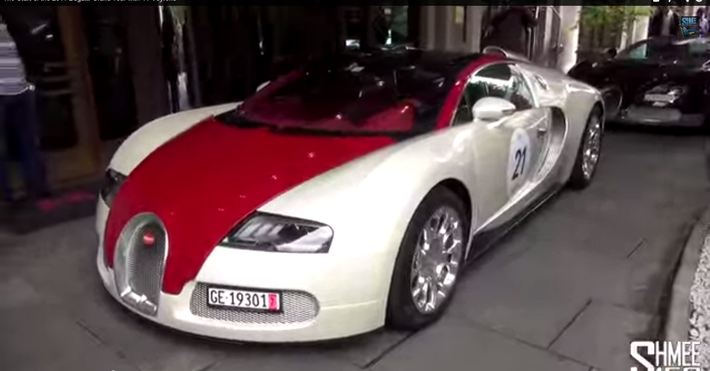 Chiếc Bugatti trắng sọc đỏ nổi bật giữa dàn Bugatti sẫm màu.