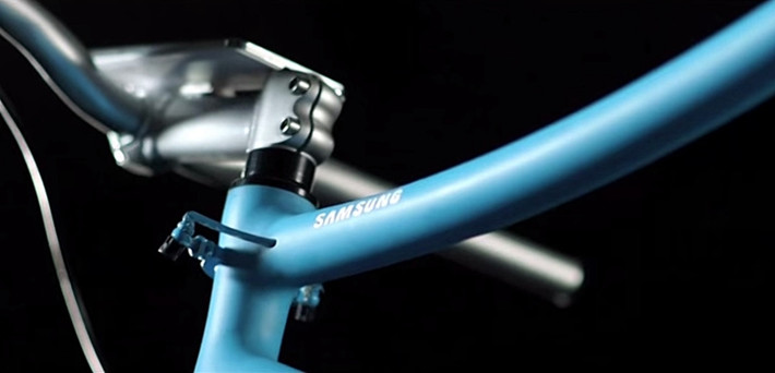 Khung xe của Smart Bike là sản phẩm hợp tác giữa Samsung và nhà sản xuất xe đạp nổi tiếng của Ý Giovanni Pelizzoli. Trên khung được khắc biểu tượng của Samsung và chữ ký của người thiết kế.