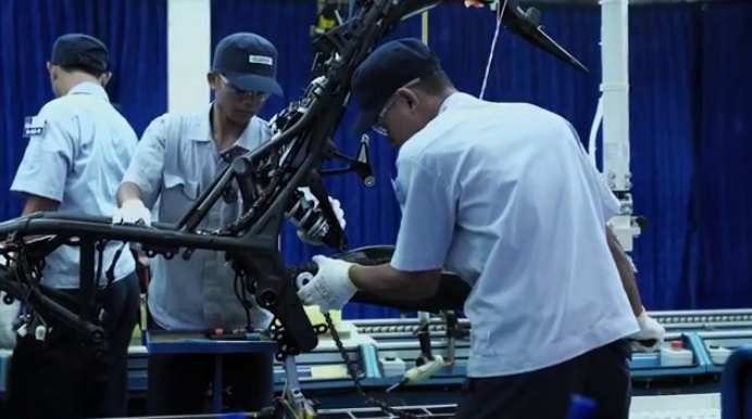 Khung xe được gia cố và lắp ráp các chi tiết với nhau.