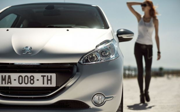 Giá bán của Peugeot 208 tại Việt Nam chưa được tiết lộ. Tại châu Âu, mẫu xe này có giá khá thấp 18.490 USD (khoảng 392 triệu đồng).