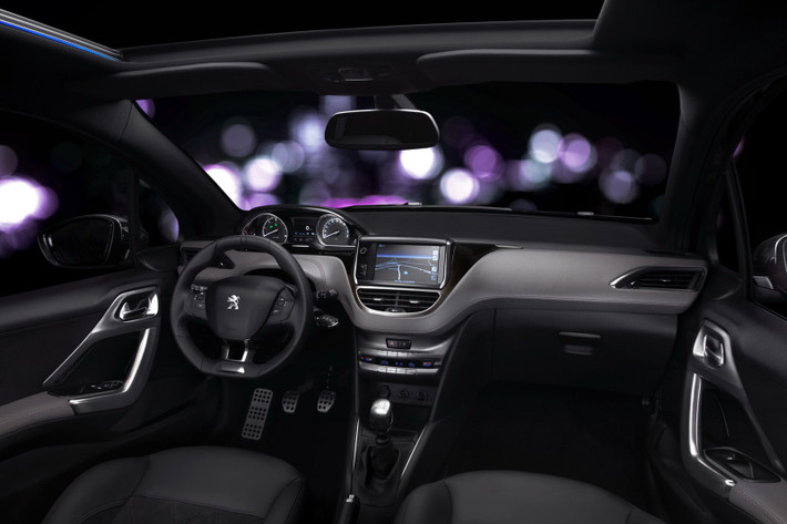 Thiết kế trên Peugeot 208 kiểu dáng hiện đại với những đường nét khá cầu kỳ và quyến rũ. Nội thất xe được thiết kế theo phong cách trẻ trung nhưng không kém phần sang trọng dành cho giới kinh doanh.