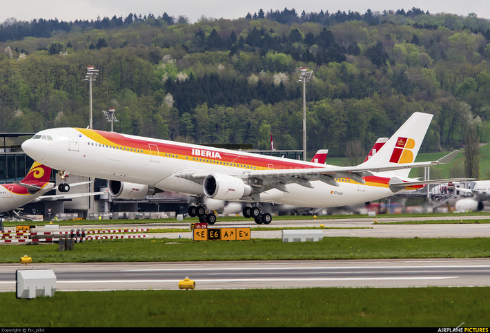 Hiện hãng Iberia Airlines đang sở hữu 3 chiếc máy bay loại này. Mới nhất chiếc Airbus A330 mang số hiệu Iberia 2907 chở đội tuyển Tây Ban Nha về nước đã bị sét đánh. Rất may máy bay đã hạ cánh an toàn và tất cả các cầu thủ đều an toàn.