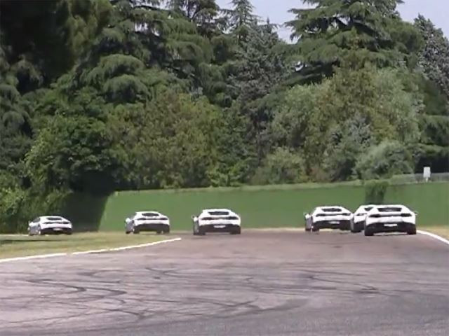 Dàn Lamborghini trắng nối đuôi nhau trên đường đua San Marino tại thị trấn Imola, Ý.