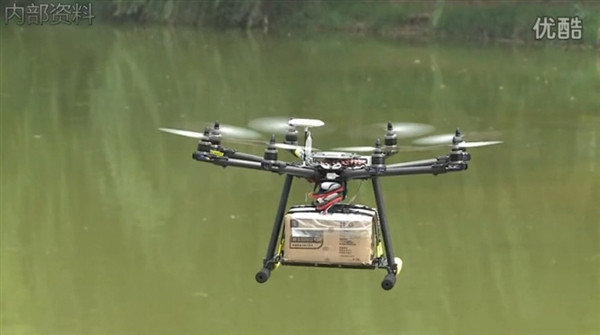 Chuyển phát nhanh bằng máy bay không người lái (UAV) tại Trung Quốc là một trong những dịch vụ an toàn và nhanh chóng nhất về chuyển phát. Chiếc máy bay sử dụng 8 cánh quạt có thể mang vác gói hàng lên tới cả chục cân và lên cao tới hơn 10 tầng nhà.