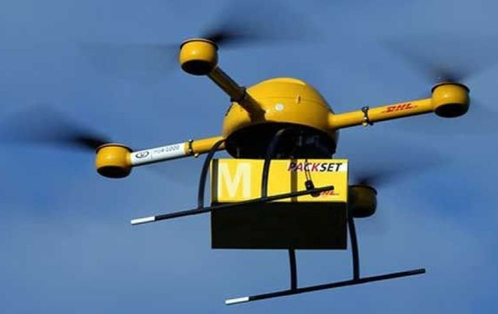 Dịch vụ vận chuyển bưu kiện DHL của Đức là một trong những hãng đi tiên phong trong lĩnh vực nghiên cứu sử dụng UAV vận chuyển hàng hóa. Chiếc máy bay đã vận chuyển thành công 3 kg hàng hóa bay dọc dòng sông Rhine. Dự kiến dịch vụ này sẽ được cấp phép sử dụng năm 2015.