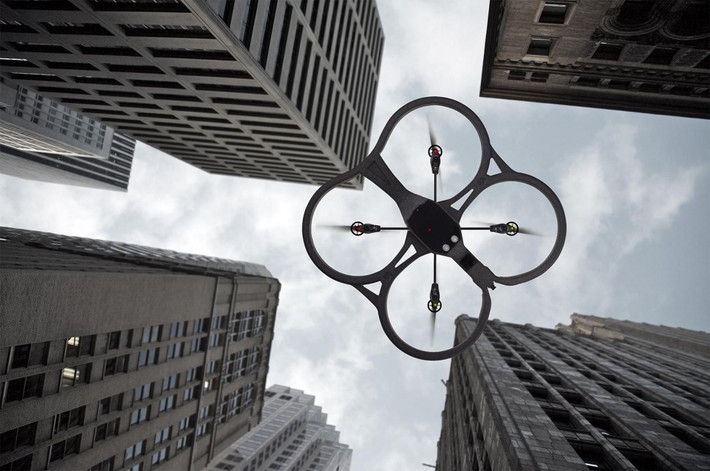 Không chịu kém cạnh các quốc gia trên thế giới, United Arab Emirates (UAE) đang nghiên cứu phát triển UAV vận tải cũng như xây dựng hẳn một mạng lưới giao thông dành cho UAV vào năm 2015. Ban đầu, các UAV sẽ có nhiệm vụ vận chuyển các loại hồ sơ từ cơ quan chức năng đến người nhận.