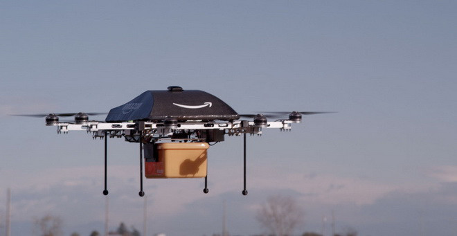 Công ty bán lẻ Amazon là hãng đầu tư mạnh mẽ nhất vào lĩnh vực UAV vận chuyển hàng. Hãng sắp cho ra mắt mẫu thử nghiệm UAV thứ 8 có khả năng vận tải cao được ví như chiếc xe tải bay trên bầu trời.