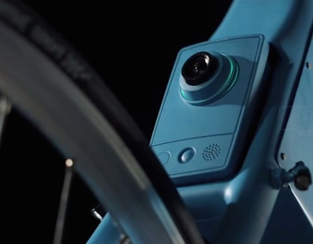 Camera sau hiển thị hình ảnh lên điện thoại hỗ trợ đảm bảo an toàn cho người lái.