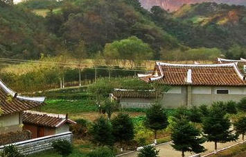 Ngôi nhà 16 với phong cách kiến trúc thời phong kiến của Triều Tiên chỉ với 1 tầng, mái lợp ngói và xung quanh là những khu vườn xanh mướt.
