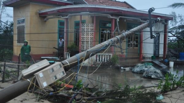 Tổng công ty Điện lực Miền Trung đang huy động nhân lực, vật tư thiết bị, phương tiện từ Công ty Lưới điện cao thế miền Trung và các công ty điện lực khác để hỗ trợ khắc phục hư hỏng trên lưới điện ở các tỉnh. Ảnh: Tuổi Trẻ