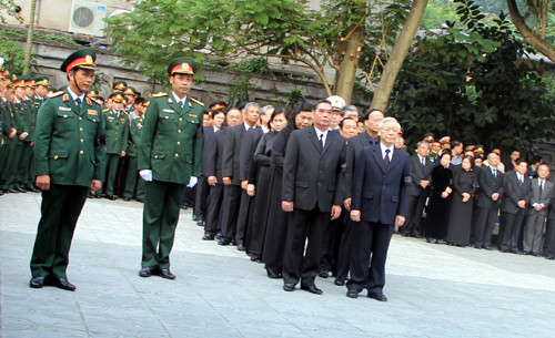  7h30: Đoàn Ban Chấp hành Trung ương Đảng do Tổng bí thư Nguyễn Phú Trọng dẫn đầu vào viếng Đại tướng Võ Nguyên Giáp, chính thức mở đầu lễ viếng trên cả nước.