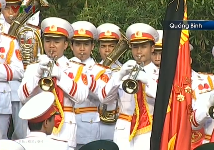16h00: nghi thức hạ huyệt bắt đầu trong tiếng nhạc, đưa Đại tướng hòa vào lòng đất mẹ.