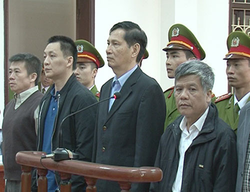 Một loạt quan chức của Vinashin bị đưa ra xét xử. B ị cáo Phạm Thanh Bình, nguyên Chủ tịch HĐQT Vinashin cùng các đồng phạm đã lợi dụng chức vụ, quyền hạn cố ý làm trái các quy định của Nhà nước về quản lý kinh tế trong lĩnh vực đầu tư, quản lý, sử dụng vốn và tài sản của Nhà nước ở năm dự án với tổng thiệt hại cực lớn.