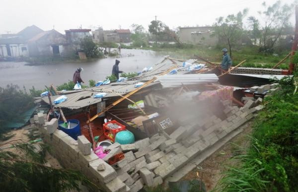Nhiều nhà đổ sập, tốc mái trong bão. Sau bão, người dân lại tất tả dọn dẹp rồi lo dựng lại nhà cửa. Ảnh: Tuổi Trẻ