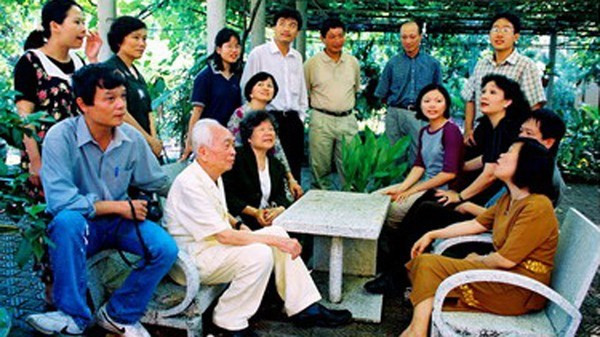 Con cháu quây quần bên vợ chồng Đại tướng tại sân sau ngôi nhà của mình năm 1993. Ảnh tư liệu.