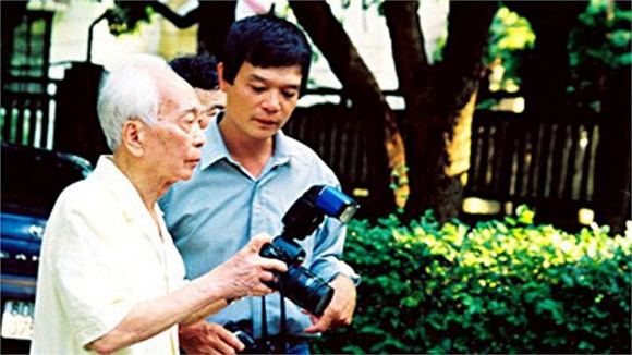 Phút riêng tư, thư giãn của Đại tướng Võ Nguyên Giáp với con trai cả Võ Điện Biên năm 1993. Ảnh: VTC News.