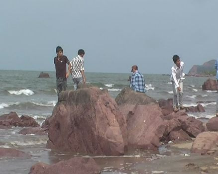 Biển Hòn Câu thu hút khách không chỉ bởi vẻ hoang sơ, mà còn nhờ các dịch vụ ngầm mang tên "thiên đường sung sướng". Ảnh: Công An Nghệ An.